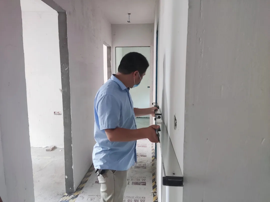 檢查墻面平整度和垂直度 檢查墻面平整度和垂直度