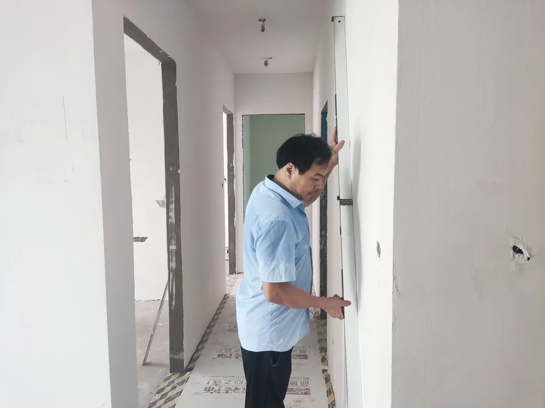 檢查墻面平整度和垂直度 檢查墻面平整度和垂直度